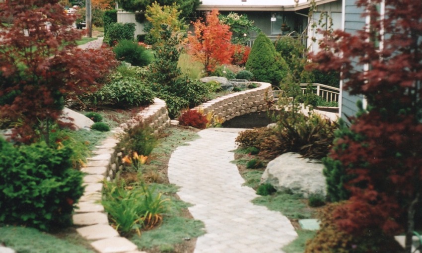 Landscape Block Retaining Wall and Stone Steps