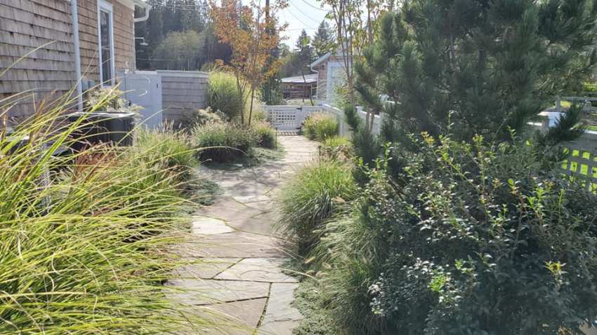 Flagstone Side Yard Pathway